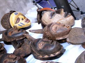 Máscaras africanas. Mercatino, Trieste. Lourdes, 2011.