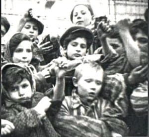 Niños de Auschwitz mostrando sus números tatuados.